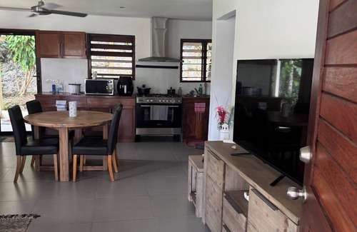 Port Vila House | Island Unit in Pango - Surfhouse