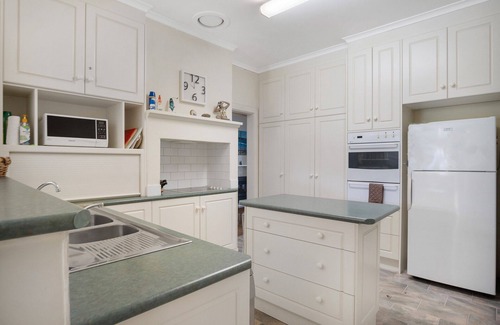 Hayborough House | 'Island View' - Great property for families, pet friendly, and sea views