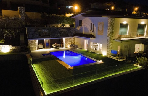 Villanuova sul Clisi Villa | VILLA BELLAVISTA - private Pool Garda Lake view