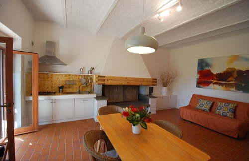 Montorsaio Apartment | Tuscan farmhouse between nature and contemporary art