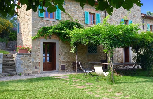 Loro Ciuffenna Villa | Poggio Corsucci.Historic stone house with swimming pool and enchanting view.