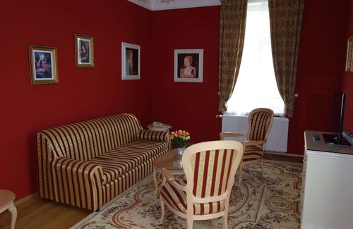 Marianske Lazne Apartment | Italian flair in antique villa, dolce vita near the SPA