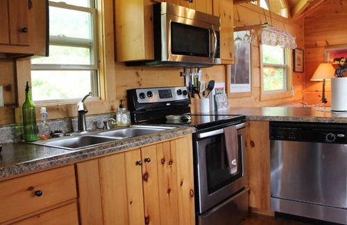 Fancy Gap Cabin | It’s 5 O’Clock Here-Waterfront Cabin w/Hot Tub! Pet Friendly, Blue Ridge Parkway