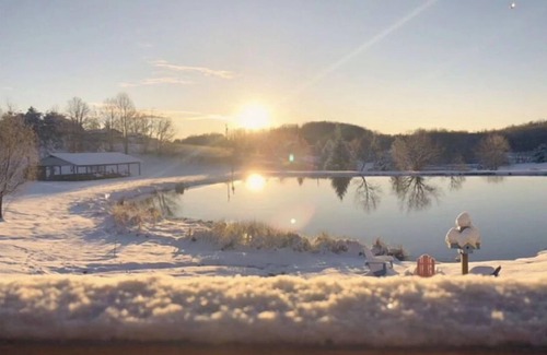 Fancy Gap Cabin | It’s 5 O’Clock Here-Waterfront Cabin w/Hot Tub! Pet Friendly, Blue Ridge Parkway