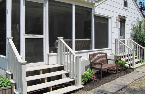 Mattituck Cottage | It’s All About the Beach ~ 3 minute walk to private sandy Bay Beach