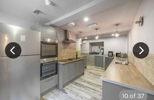 Kirk Sandall Cottage | Ivy House, 6-Beds, Sleeps 19 with Hot Tub