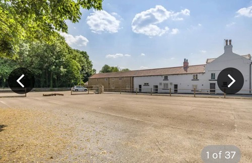 Kirk Sandall Cottage | Ivy House, 6-Beds, Sleeps 19 with Hot Tub
