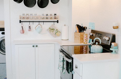 Joplin House | Ivy Jungalow | Bright, Clean, & near Downtown