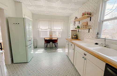 Joplin House | Ivy Jungalow | Bright, Clean, & near Downtown