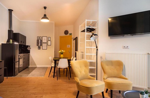 Halensee Apartment | [J.HR] Ku'damm style +A/C +rain-shower +U-station