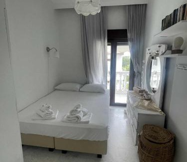 Paralia Ofryniou Apartment | J&J Seaview Apartment