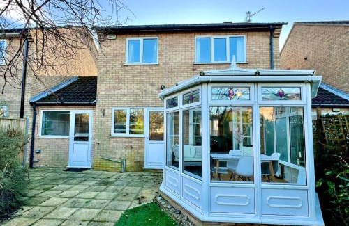 Peterborough House | J&J stays 5 bedroom detached house in Peterborough with parking