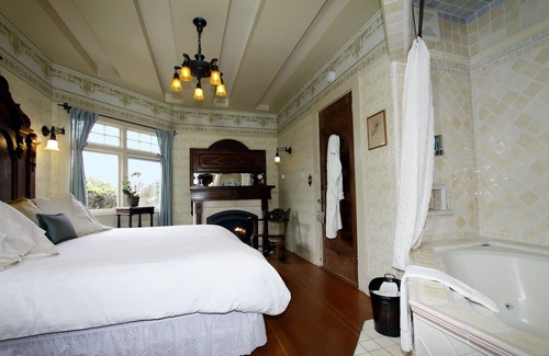 Monterey Bed & Breakfast | Jabberwock Inn