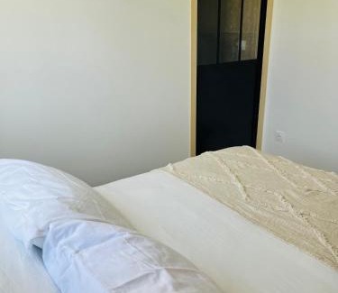 Les Pavillons-sous-Bois Apartment | Jaccuzi F2 proche du Canal