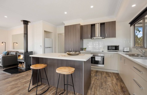 Welshmans Reef House | Jack's Point - Whole House with Waterfront Views
