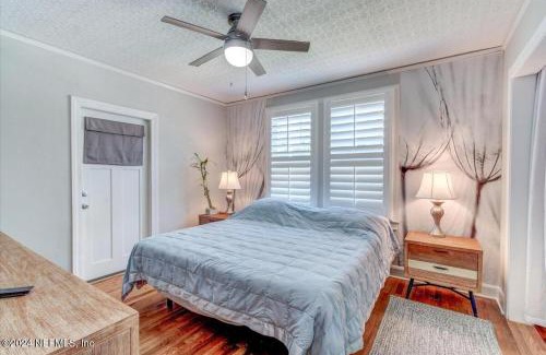 Fairfax House | Jacksonville Hideaway Modern Pet-Friendly