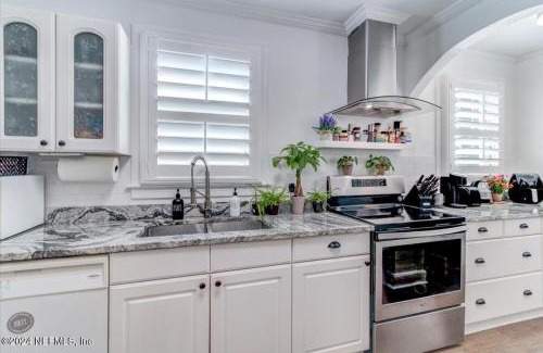 Fairfax House | Jacksonville Hideaway Modern Pet-Friendly