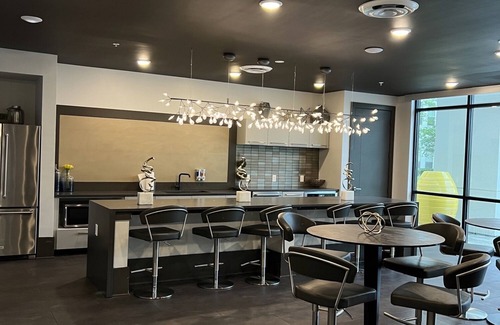 Deerwood Apartment | Jacksonville Jewel: Luxe Getaway W/2 King Beds