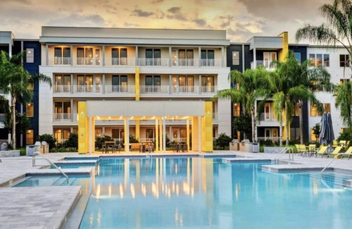 Deerwood Apartment | Jacksonville Jewel: Luxe Getaway W/2 King Beds