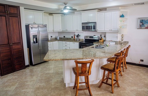 Barrio Los Faroles Condo | Jaco Walkout Beachfront-90 min SJO-sleep 6-next to Crocs-1st floor