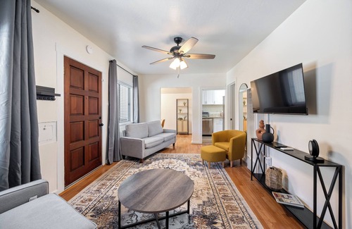 Southeastern Sacramento House | Jacuzzi Delight - Luxe 2BD/2BA Walk to UC Davis Medical Center