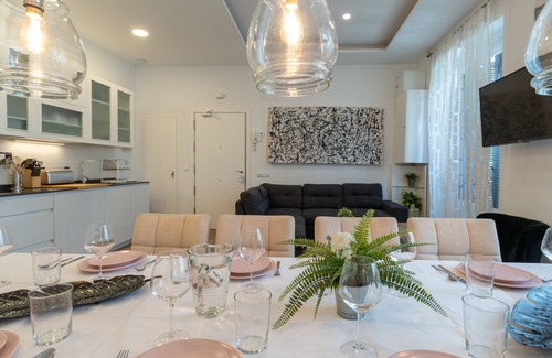 Centro Apartment | Jacuzzi Full Exterior Sol, by Monaro