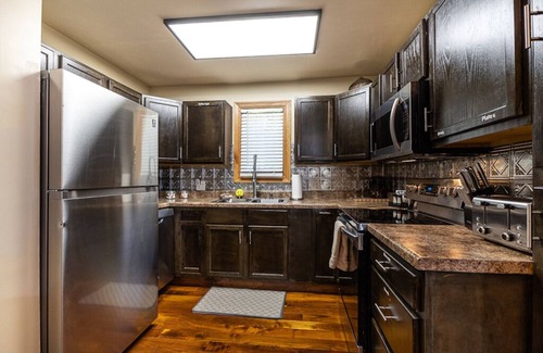 Dubuque House | JACUZZI SUITE 2 Queen Beds Private and Romantic!