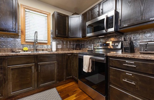 Dubuque House | JACUZZI SUITE 2 Queen Beds Private and Romantic!