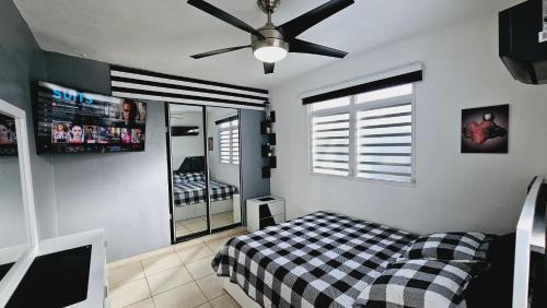 Puerto Nuevo Apartment | Jacuzzi, Terrace, Balcony, BBQ, Projector for Cine Night, Room Black & White