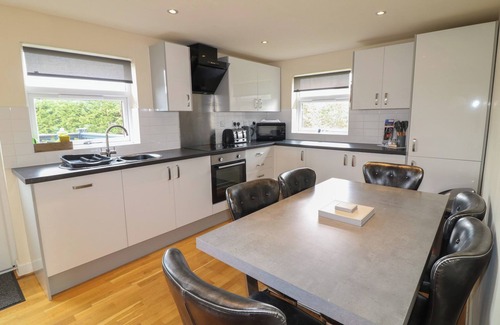 Brigg Cottage | JAMES VILLE MARINA LODGE 8, pet friendly in Brigg
