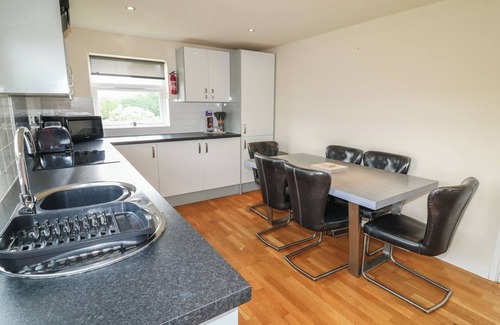Brigg Cottage | JAMES VILLE MARINA LODGE 8, pet friendly in Brigg