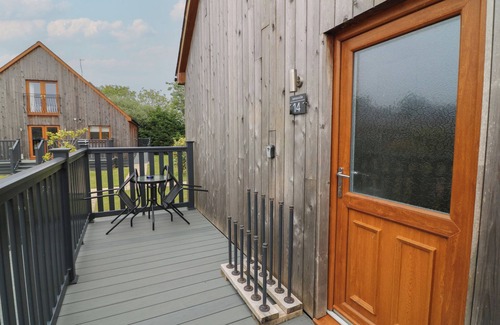 Brigg Cottage | JAMES VILLE MARINA LODGE 14, pet friendly, with hot tub in Brigg