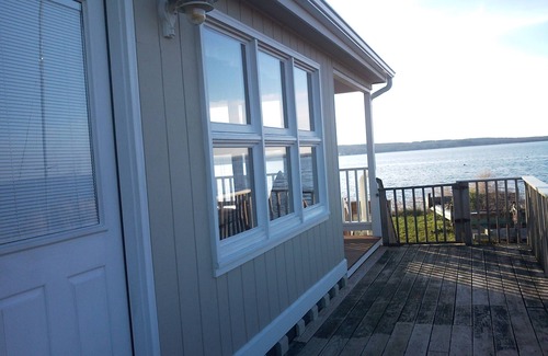 Jamestown Shores House | Jamestown Shores Waterfront Beachfront w/Mooring And Sunset Views