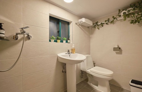 Seokchon-dong Apartment | [Jamsil & Seokchon Lake] Elegant & Comfortable 2-BR Retreat near Lotte World