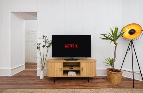 Pankow Apartment | Japandi Apartment with Washer, Kitchen & Netflix near Schönhauser Allee