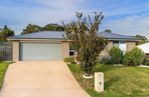Bletchington House | Japonica Dream - Modern Family Home, Free Wifi