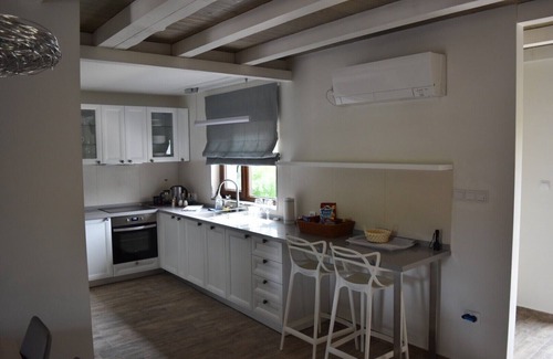 Izvoranu Cottage | Jardine Hills Feteasca Neagra Cottage