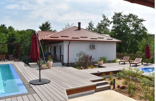 Izvoranu Cottage | Jardine Hills Feteasca Neagra Cottage