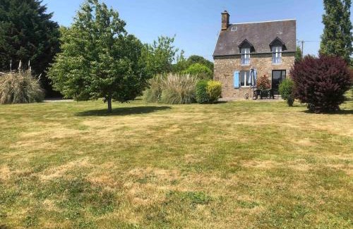 Le Mesnil-Gilbert House | Jasmin Cottage with seasonal Swimming Pool