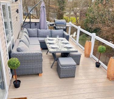 Ringwood Apartment | Jasmine Corner - entertainment passes included - message for longer stays