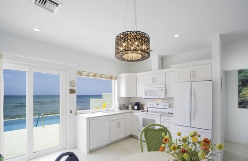 Old Man Bay House | Jasmine Cottage: Shore Diver's Paradise w/Private Pool & Backyard Snorkeling