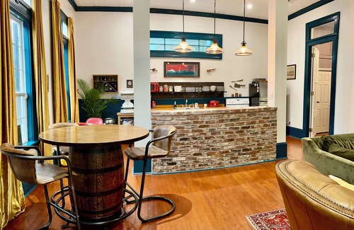 West Riverside House | Jasper's Corner Store- 2 blocks from Magazine Street