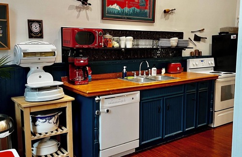 West Riverside House | Jasper's Corner Store- 2 blocks from Magazine Street