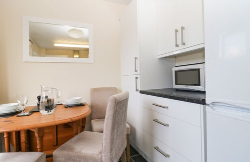 Wyke Regis Cottage | JAY COTTAGE, pet friendly, country holiday cottage in Weymouth