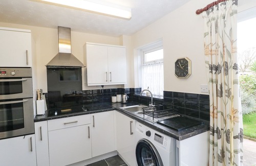 Wyke Regis Cottage | JAY COTTAGE, pet friendly, country holiday cottage in Weymouth