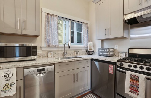 New Orleans Apartment | Jazzfest Studio across from City Park perect for Jazzfest &weddings