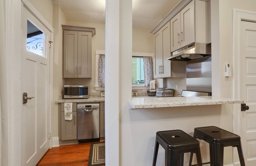 New Orleans Apartment | Jazzfest Studio across from City Park perect for Jazzfest &weddings