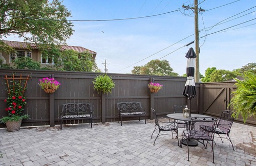 New Orleans Apartment | Jazzfest Studio across from City Park perect for Jazzfest &weddings
