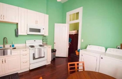 Treme House | Jazzy vibrant getaway Hot Tub Cabana