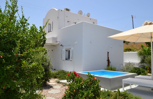 Vothon Villa | JB VILLA Stunning Santorini Escape w/jacuzzi and enclosed garden